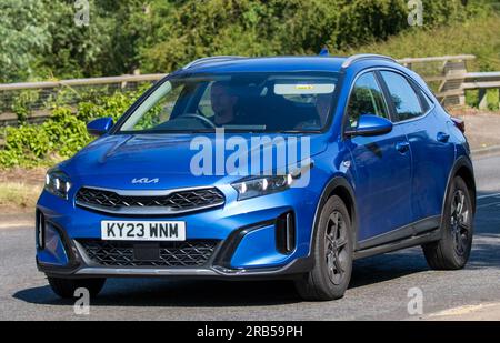 Milton Keynes, UK - Juli 7. 2023: 2023 blaues KIA XCEED 2 Auto, das auf einer britischen Straße fährt Stockfoto