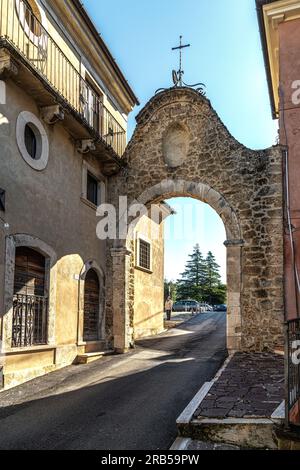 Porta della Croce ist das einzige noch existierende Tor der mittelalterlichen Mauern in der Via Rovetone. Tocco da Casauria, Provinz Pescara, Abruzzen Stockfoto