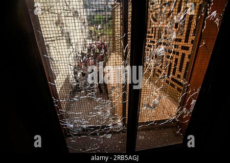 Nablus, Palästina. 07. Juli 2023. Allgemeiner Überblick über die Spuren von Kugeln, die das Fenster des Hauses durchdringen, in dem die beiden Palästinenser von israelischen Spezialeinheiten im nördlichen Westjordanland getötet wurden. Eine israelische Spezialeinheit infiltrierte die Altstadt von Nablus und tötete zwei palästinensische Schützen. Die Spezialeinheit zog sich zurück, nachdem die israelische Armee kam und das Gebiet sicherstellte. (Foto von Nasser Ishtayeh/SOPA Images/Sipa USA) Guthaben: SIPA USA/Alamy Live News Stockfoto