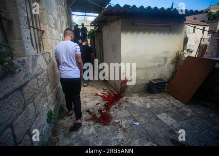 Nablus, Palästina. 07. Juli 2023. Palästinenser inspizieren den Ort, an dem zwei Palästinenser von israelischen Spezialeinheiten in der Altstadt von Nablus im nördlichen Westjordanland getötet wurden. Eine israelische Spezialeinheit infiltrierte die Altstadt von Nablus und tötete zwei palästinensische Schützen. Die Spezialeinheit zog sich zurück, nachdem die israelische Armee kam und das Gebiet sicherstellte. (Foto von Nasser Ishtayeh/SOPA Images/Sipa USA) Guthaben: SIPA USA/Alamy Live News Stockfoto
