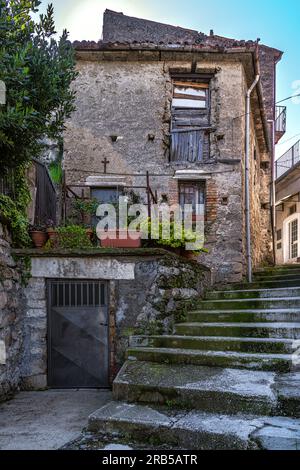 Werfen Sie einen Blick auf Gassen, Treppen, Arkaden, Dekorationen, Bögen und Häuser der mittelalterlichen Stadt Tocco da Casauria. Tocco da Casauria, Abruzzen Stockfoto