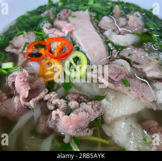 Pho ist ein sehr berühmtes Essen in Vietnam. Die ganze Welt kennt dieses Gericht. Phở bò 越南旅游, वियतनाम पर्यटन, 베트남 관광, ベトナム観光, ឌូលីច វៀតណាម, Rindfleischnudel Stockfoto