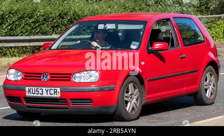 Milton Keynes, Großbritannien - Juli 7. 2023: 2003 roter VOLKSWAGEN GOLFWAGEN, der auf einer britischen Straße fährt Stockfoto