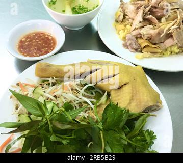 Chitken Rice ist ein sehr berühmtes Essen in Vietnam. Die ganze Welt kennt dieses Gericht. Cơm gà Phú Yên, đặc sản Việt Nam. 越南旅游, वियतनाम पर्यटन, 베트남 관광, ベトナム観光 Stockfoto
