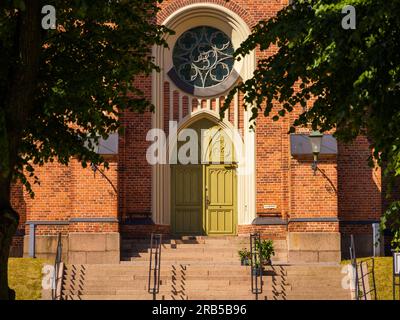 Osteingang zur neogotischen Kirche Loviisa in Finnland. Stockfoto