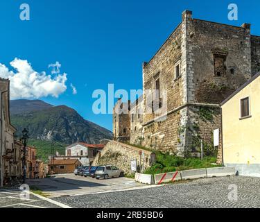 Das Schloss Caracciolo oder Palazzo Ducale ist ein mittelalterliches Schloss im historischen Zentrum der Stadt Tocco da Casauria. Abruzzen, Italien Stockfoto