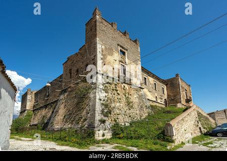 Das Schloss Caracciolo oder Palazzo Ducale ist ein mittelalterliches Schloss im historischen Zentrum der Stadt Tocco da Casauria. Abruzzen, Italien Stockfoto