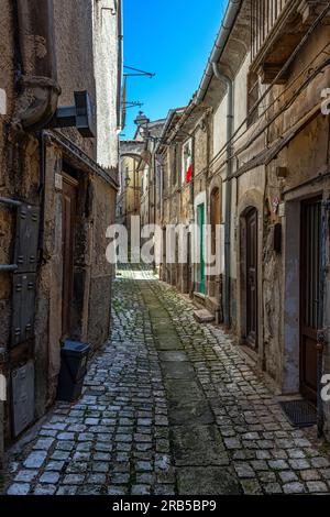 Werfen Sie einen Blick auf Gassen, Treppen, Arkaden, Dekorationen, Bögen und Häuser der mittelalterlichen Stadt Tocco da Casauria. Tocco da Casauria, Abruzzen Stockfoto