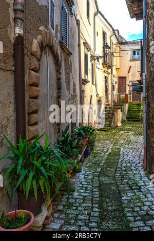 Werfen Sie einen Blick auf Gassen, Treppen, Arkaden, Dekorationen, Bögen und Häuser der mittelalterlichen Stadt Tocco da Casauria. Tocco da Casauria, Abruzzen Stockfoto