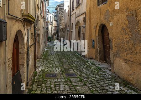 Werfen Sie einen Blick auf Gassen, Treppen, Arkaden, Dekorationen, Bögen und Häuser der mittelalterlichen Stadt Tocco da Casauria. Tocco da Casauria, Abruzzen Stockfoto