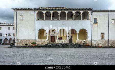 Die Fassade mit den Bögen und dem Portiko des Klosters Santa Maria del Paradiso in Tocco da Casauria. Tocco da Casauria, Abruzzen Stockfoto