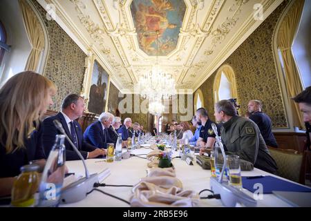 Prag, Tschechische Republik. 07. Juli 2023. Der tschechische Senatsführer Miloš Vystrčil, links, während eines bilateralen Treffens mit dem ukrainischen Präsidenten Volodymyr Zelenskyy, rechts, und einer Delegation im parlamentsgebäude am 7. Juli 2023 in Prag, Tschechische Republik. Kredit: Ukrainischer Ratsvorsitz/Ukrainischer Ratsvorsitz/Alamy Live News Stockfoto