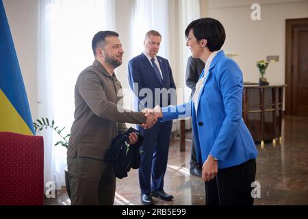 Prag, Tschechische Republik. 07. Juli 2023. Tschechische Abgeordnetenkammer Sprecherin, rechts, Markéta Pekarová Adamová, rechts, schüttelt dem ukrainischen Präsidenten Volodymyr Zelenskyy, links, während einer Sitzung im parlamentsgebäude am 7. Juli 2023 in Prag, Tschechische Republik. Kredit: Ukrainischer Ratsvorsitz/Ukrainischer Ratsvorsitz/Alamy Live News Stockfoto