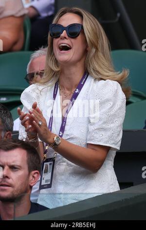 7. Juli 2023; All England Lawn Tennis and Croquet Club, London, England: Wimbledon Tennis Tournament; Andy Murrays Frau Kim Sears Murray jubelt Andy on Credit: Action Plus Sports Images/Alamy Live News Stockfoto