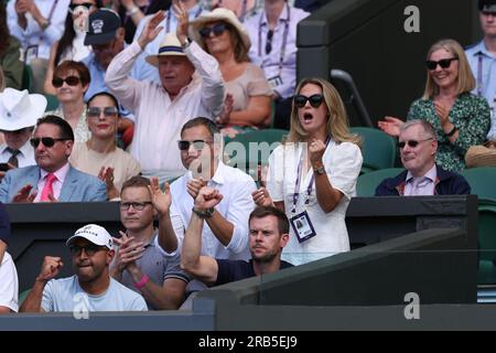 7. Juli 2023; All England Lawn Tennis and Croquet Club, London, England: Wimbledon Tennis Tournament; Andy Murrays Frau Kim Sears Murray jubelt Andy on Credit: Action Plus Sports Images/Alamy Live News Stockfoto