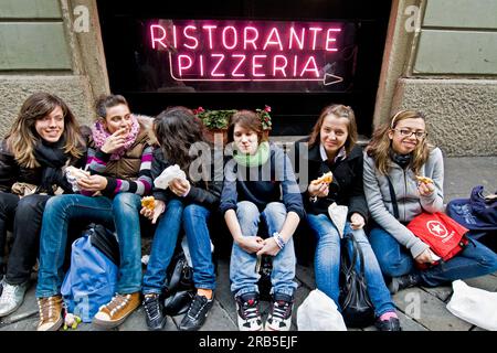 Gruppe junger Frauen, die Panzerotti Luini essen. Mailand. Italien Stockfoto