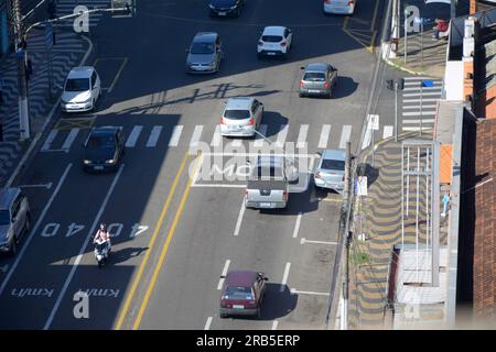 Stadt: Marilia, São Paulo, Brasilien - 2023. Juli 2023 : Avenue in einer Stadt im Inneren von São Paulo mit einer markierten Kreuzung. Foto von oben nach Stockfoto