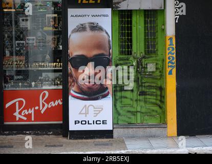 Stadt: Marilia, São Paulo, Brasilien - 2023. Juli 2023 : Brillenmarke an der Wand eines Brillengeschäfts mit grüner Eingangstür Stockfoto
