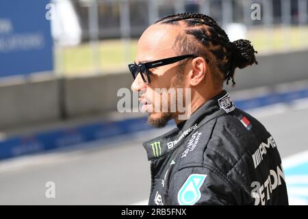 Silverstone, Großbritannien. 07. Juli 2023. 7. Juli 2023: Silverstone Circuit, Northamptonshire, England: Formula 1 2023 Aramco British F1 Grand Prix: Free Practice Day; Lewis Hamilton vom Mercedes Team in der Boxengasse Credit: Action Plus Sports Images/Alamy Live News Stockfoto