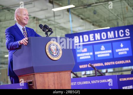 Westkolumbien, Vereinigte Staaten von Amerika. 06. Juli 2023. US-Präsident Joe Biden lächelt, als er bei Flex LTDC am 6. Juli 2023 in West Colombia, South Carolina, über die Fertigung spricht. Biden kündigte eine neue Partnerschaft mit Enphase an, um aufgrund des Plans der Biden-Harris-Administration Build Back America 600 neue Arbeitsplätze nach South Carolina zu schaffen. Kredit: Adam Schultz/White House Photo/Alamy Live News Stockfoto