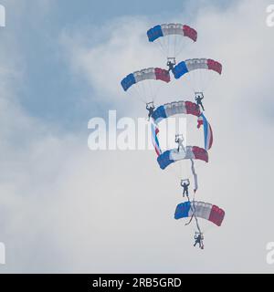 Miitary Parachute vom Team Phenix Armée de l'Air et de l'espace auf der RAF Cosford Airshow 2023, RAF Cosford, Vereinigtes Königreich, am 11. Juni 2023 Stockfoto