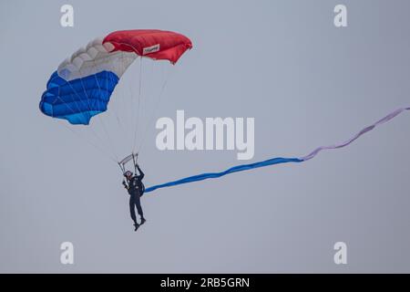 Miitary Parachute vom Team Phenix Armée de l'Air et de l'espace auf der RAF Cosford Airshow 2023, RAF Cosford, Vereinigtes Königreich, am 11. Juni 2023 Stockfoto