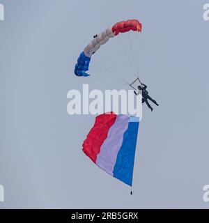 Miitary Parachute vom Team Phenix Armée de l'Air et de l'espace auf der RAF Cosford Airshow 2023, RAF Cosford, Vereinigtes Königreich, am 11. Juni 2023 Stockfoto