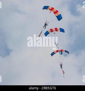 Miitary Parachute Display des RAF Falcons Parachute Display Teams auf der RAF Cosford Airshow 2023, RAF Cosford, Vereinigtes Königreich, am 11. Juni 2023 Stockfoto