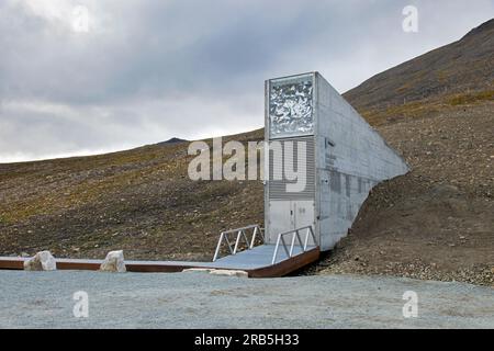 Eintritt zum Svalbard Global Seed Vault, der größten Saatgutbank der Welt und einer Reserve für die Pflanzenvielfalt in der Nähe von Longyearbyen, Spitsbergen Stockfoto