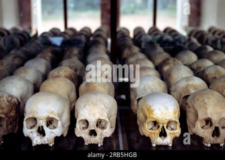 Choeung Ek. Killing Field. Die buddhistische Stupa hat Seiten aus Acrylglas und ist mit mehr als 5,000 menschlichen Schädeln gefüllt. Kambodscha. Asien Stockfoto