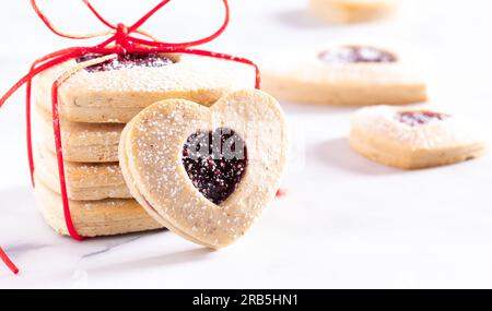 Herzförmige Himbeer-Linzer-Kekse zum Valentinstag. Stockfoto