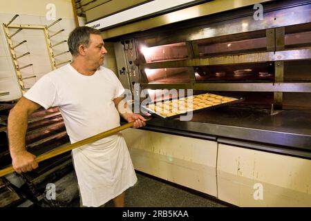 Makronen, die in spilamberto, emilia romagna, italien, hergestellt werden Stockfoto