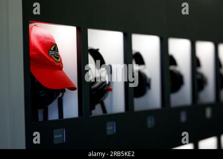 Rote Mütze zu Ehren von Niki Lauda (02/22/1949 - 05/20/2019), F1. Grand Prix von Österreich am Red Bull Ring am 2. Juli 2023 in Spielberg, Österreich. (Foto von HIGH TWO) Stockfoto