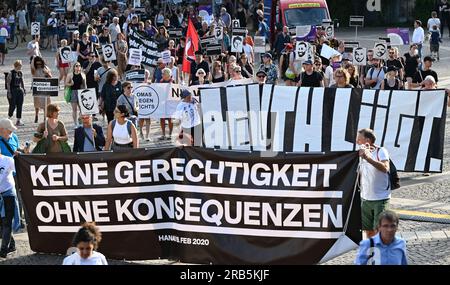 07. Juli 2023, Hessen, Wiesbaden: Teilnehmer einer Demonstration halten nach einer Kundgebung für die Opfer des Angriffs in Hanau Poster mit der Aufschrift "Beuth Lies" und "No Justice without Contracts". Unter dem Motto „Keine Gerechtigkeit ohne Konsequenzen!“ In der Initiative vom 19. Februar hatte Hanau eine Demonstration gefordert. Ein 43-jähriger Deutscher hatte am 19. Februar 2020 in Hanau neun Menschen aus rassistischen Motiven erschossen. Dann tötete er seine Mutter und sich selbst. Seit dem Sommer 2021 beschäftigen sich die Mitglieder des staatsparlaments im Untersuchungsausschuss mit dem Angriff. Foto: Arne Dedert/dpa Stockfoto