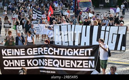 07. Juli 2023, Hessen, Wiesbaden: Teilnehmer einer Demonstration halten nach einer Kundgebung für die Opfer des Angriffs in Hanau Poster mit der Aufschrift "Beuth Lies" und "No Justice without Contracts". Unter dem Motto „Keine Gerechtigkeit ohne Konsequenzen!“ In der Initiative vom 19. Februar hatte Hanau eine Demonstration gefordert. Ein 43-jähriger Deutscher hatte am 19. Februar 2020 in Hanau neun Menschen aus rassistischen Motiven erschossen. Dann tötete er seine Mutter und sich selbst. Seit dem Sommer 2021 beschäftigen sich die Mitglieder des staatsparlaments im Untersuchungsausschuss mit dem Angriff. Foto: Arne Dedert/dpa Stockfoto