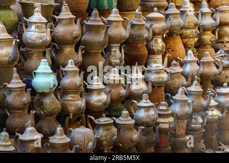 Nordafrika. Marokko. Ouazazate. Ansammlung von Teekanne in einem Antiquitätenladen Stockfoto