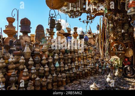 Nordafrika. Marokko. Ouazazate. Ansammlung von Teekanne in einem Antiquitätenladen Stockfoto