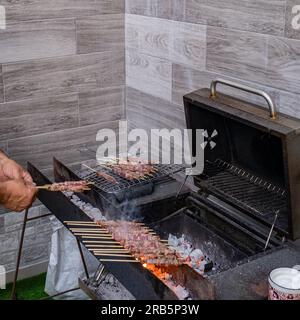 Ein charakteristischer Ort für die Zubereitung von „Arrosticini“, Spießen von Hammelfleisch, ein traditionelles Gericht der regionalen Küche in den Abruzzen, Italien. Stockfoto