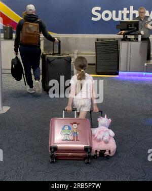 Milwaukee, Wisconsin, USA. 7. Juli 2023. Am frühen Morgen checken Passagiere von Southwest Airlines am General Mitchell International Airport in Milwaukee, Wisconsin, am Mittwoch, den 5. Juli 2023 ein. (Kreditbild: © Mark Hertzberg/ZUMA Press Wire) NUR REDAKTIONELLE VERWENDUNG! Nicht für den kommerziellen GEBRAUCH! Stockfoto