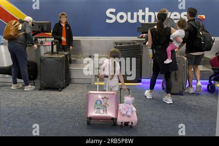 Milwaukee, Wisconsin, USA. 7. Juli 2023. Am frühen Morgen checken Passagiere von Southwest Airlines am General Mitchell International Airport in Milwaukee, Wisconsin, am Mittwoch, den 5. Juli 2023 ein. (Kreditbild: © Mark Hertzberg/ZUMA Press Wire) NUR REDAKTIONELLE VERWENDUNG! Nicht für den kommerziellen GEBRAUCH! Stockfoto