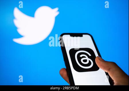 KALIFORNIEN, USA, 7. JULI 2023: Thread App auf Smartphone in der Hand des Benutzers und Twitter-Logo im Hintergrund. Ein Riesenkonflikt aus Chat und Mikroblo Stockfoto