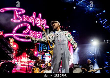 ROTTERDAM - der amerikanische Blues-Gitarrist Buddy Guy bei einer Aufführung im North Sea Jazz. Die Veranstaltung begann einst mit einigen Aufführungen in sechs Sälen und neuntausend Besuchern in Den Haag. An diesem Wochenende werden rund neunzigtausend Enthusiasten aus der ganzen Welt zu mehr als einhundertfünfzig Aufführungen auf sechzehn Bühnen kommen. ANP PAUL BERGEN niederlande Out - belgien Out Credit: ANP/Alamy Live News Stockfoto