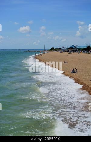 Southsea Beach mit Blick auf das Solent Waters, im Sommer, Kieselstrand und kleine felsige Halbinsel. Stockfoto