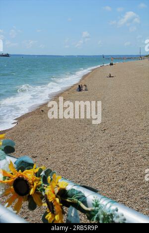 Southsea Beach mit Blick auf das Solent Waters, im Sommer, Kieselstrand und kleine felsige Halbinsel. Stockfoto