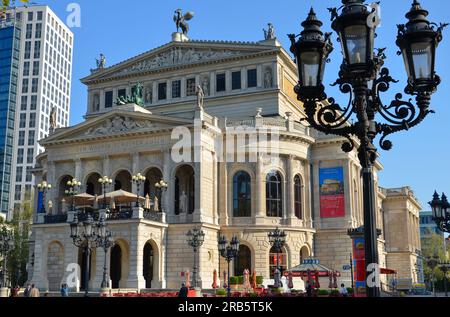 Frankfurt am Main, Deutschland: 19. April 2011: Vorderansicht der Alten Oper in Frankfurt mit alter Laterne im Vordergrund unter blauem Himmel um 12.00 Uhr Stockfoto