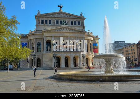 Frankfurt am Main, Deutschland: 19. April 2011: Vorderansicht der Alten Oper in Frankfurt mit Springbrunnen unter blauem Himmel um 12 Uhr Stockfoto