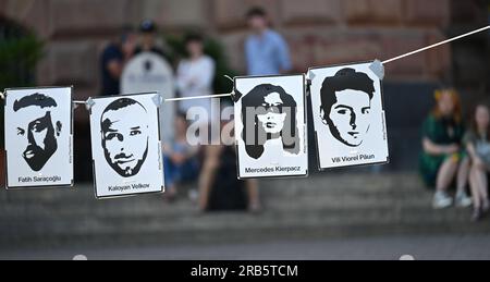 07. Juli 2023, Hesse, Wiesbaden: Bilder der Opfer des Hanau-Angriffs hängen an der Leine einer Kundgebung auf dem Gelände von Dern. Unter dem Motto „Keine Gerechtigkeit ohne Konsequenzen!“ In der Initiative vom 19. Februar hatte Hanau eine Demonstration gefordert. Ein 43-jähriger Deutscher hatte am 19. Februar 2020 neun Menschen in Hanau erschossen, aus rassistischen Motiven. Dann tötete er seine Mutter und sich selbst. Seit dem Sommer 2021 beschäftigen sich die Mitglieder des staatsparlaments im Untersuchungsausschuss mit dem Angriff. Foto: Arne Dedert/dpa - ACHTUNG: Nur zur redaktionellen Verwendung und nur mit vollständiger Erwähnung der Stockfoto