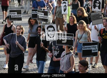 07. Juli 2023, Hessen, Wiesbaden: Teilnehmer einer Demonstrationsprozession halten nach einer Kundgebung für die Opfer des Angriffs in Hanau Poster mit den Aufschriften "Enlightenment", "Convenience" und "Enlightenment". Unter dem Motto „Keine Gerechtigkeit ohne Konsequenzen!“ In der Initiative vom 19. Februar hatte Hanau eine Demonstration gefordert. Ein 43-jähriger Deutscher hatte am 19. Februar 2020 neun Menschen in Hanau erschossen, aus rassistischen Motiven. Dann tötete er seine Mutter und sich selbst. Seit dem Sommer 2021 beschäftigen sich die Mitglieder des staatsparlaments im Untersuchungsausschuss mit dem Angriff. Foto: Arne Stockfoto