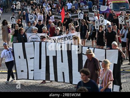 07. Juli 2023, Hessen, Wiesbaden: Teilnehmer einer Demonstration halten nach einer Kundgebung für die Opfer des Angriffs in Hanau ein Poster mit der Aufschrift "Beuth Lies". Unter dem Motto „Keine Gerechtigkeit ohne Konsequenzen!“ In der Initiative vom 19. Februar hatte Hanau eine Demonstration gefordert. Ein 43-jähriger Deutscher hatte am 19. Februar 2020 in Hanau neun Menschen aus rassistischen Motiven erschossen. Dann tötete er seine Mutter und sich selbst. Seit dem Sommer 2021 beschäftigen sich die Mitglieder des staatsparlaments im Untersuchungsausschuss mit dem Angriff. Foto: Arne Dedert/dpa - ACHTUNG: Nur zur redaktionellen Verwendung und onl Stockfoto