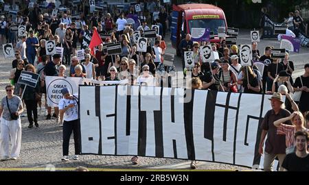 07. Juli 2023, Hessen, Wiesbaden: Teilnehmer einer Demonstration halten nach einer Kundgebung für die Opfer des Angriffs in Hanau ein Poster mit der Aufschrift "Beuth Lies". Unter dem Motto „Keine Gerechtigkeit ohne Konsequenzen!“ In der Initiative vom 19. Februar hatte Hanau eine Demonstration gefordert. Ein 43-jähriger Deutscher hatte am 19. Februar 2020 in Hanau neun Menschen aus rassistischen Motiven erschossen. Dann tötete er seine Mutter und sich selbst. Seit dem Sommer 2021 beschäftigen sich die Mitglieder des staatsparlaments im Untersuchungsausschuss mit dem Angriff. Foto: Arne Dedert/dpa - ACHTUNG: Nur zur redaktionellen Verwendung und onl Stockfoto